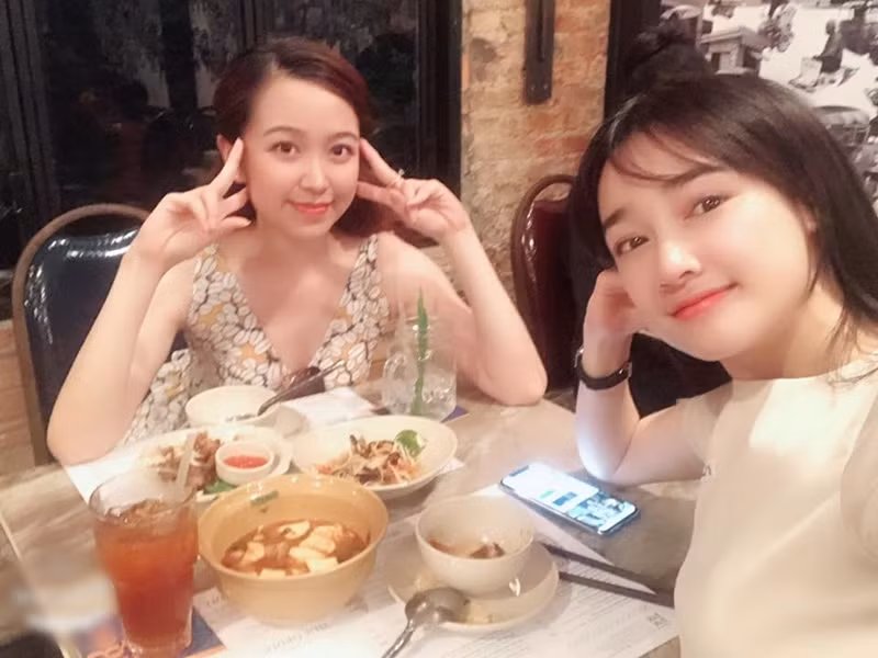 Hai nữ diễn viên thường xuyên cùng nhau đi ăn uống.