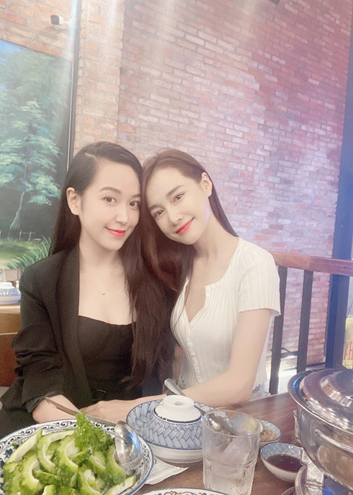 Kim Oanh không ít lần đăng hình ảnh hội ngộ đàn chị thân thiết.
