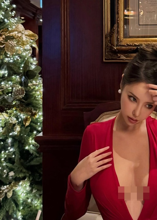 Si Young thoải mái mặc hở bạo khoe vòng một từ nhà ra phố.