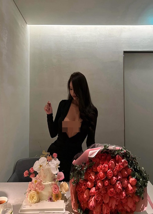 Nhiều cư dân mạng cho rằng trang phục xẻ ngực sâu của hot girl siêu vòng một quá hở hang.