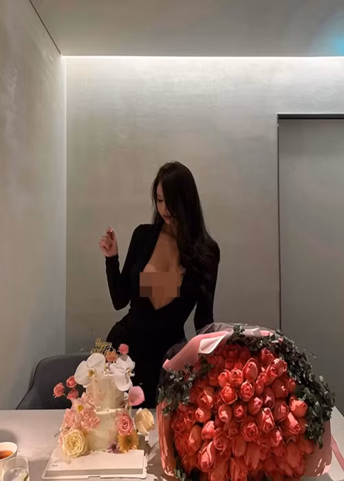 Nhiều cư dân mạng cho rằng trang phục xẻ ngực sâu của hot girl siêu vòng một quá hở hang.