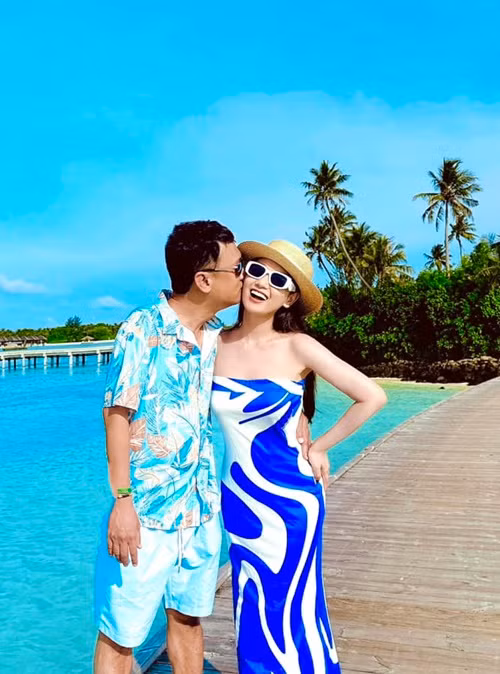 18 năm bên nhau, 13 năm là bạn đời, Lã Thanh Huyền và doanh nhân Trần Anh vẫn mặn nồng như ngày mới yêu.