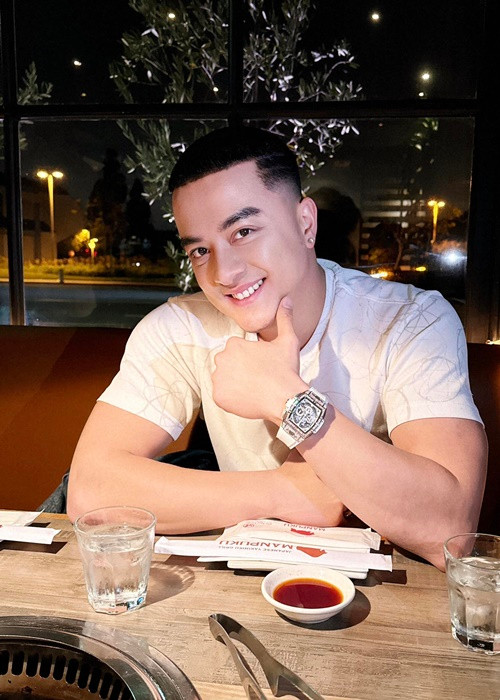 Cao Thái Sơn chia sẻ trên Vietnamnet, vợ anh không hoạt động trong showbiz, xinh đẹp, thông minh. Nam ca sĩ phủ nhận nghi vấn Angela Phương Trinh là mẹ của con trai. Ảnh: FB Cao Thái Sơn.