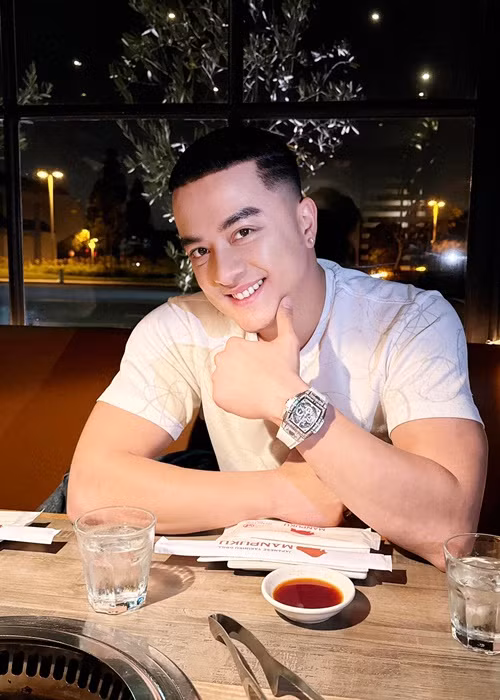 Cao Thái Sơn chia sẻ trên Vietnamnet, vợ anh không hoạt động trong showbiz, xinh đẹp, thông minh. Nam ca sĩ phủ nhận nghi vấn Angela Phương Trinh là mẹ của con trai. Ảnh: FB Cao Thái Sơn.