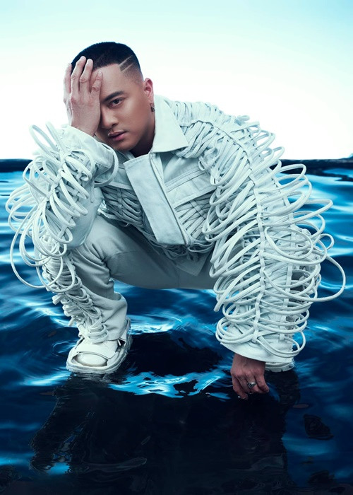 Nam ca sĩ chia sẻ trên Dân Việt về nửa kia: “Cô ấy là một nhân viên công sở, thuộc thế hệ 9x và xuất thân bình thường như bao người khác. Nhưng cô ấy luôn biết cách khiến tôi cảm nhận cuộc sống này có rất nhiều ý nghĩa. Chúng tôi biết nhau qua Facebook và tiến đến hẹn hò chỉ sau 6 tháng tìm hiểu”. Ảnh: FB Cao Thái Sơn.