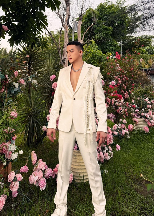 “Đó là mối tình đầu tiên của tôi khi mới bước chân vào Sài Gòn. Người đó làm tôi cảm thấy hạnh phúc nhất. Khi tôi đặt niềm tin, tình cảm quá nhiều vào một người nhưng sau đó họ đi định cư ở nước ngoài và bỏ lại tôi", Cao Thái Sơn kể. Ảnh: FB Cao Thái Sơn.