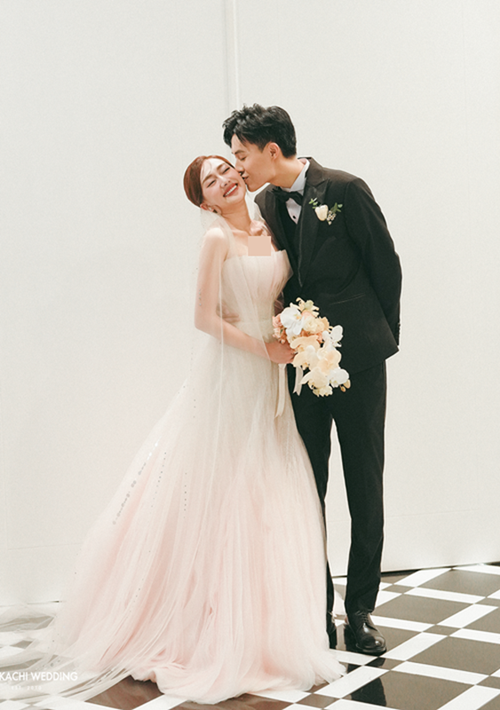 Phan Đạt hôn Phương Lan trong đám cưới tại TP HCM. Ảnh: NVCC.