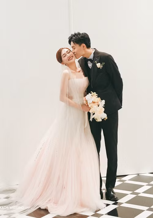 Phan Đạt hôn Phương Lan trong đám cưới tại TP HCM. Ảnh: NVCC.