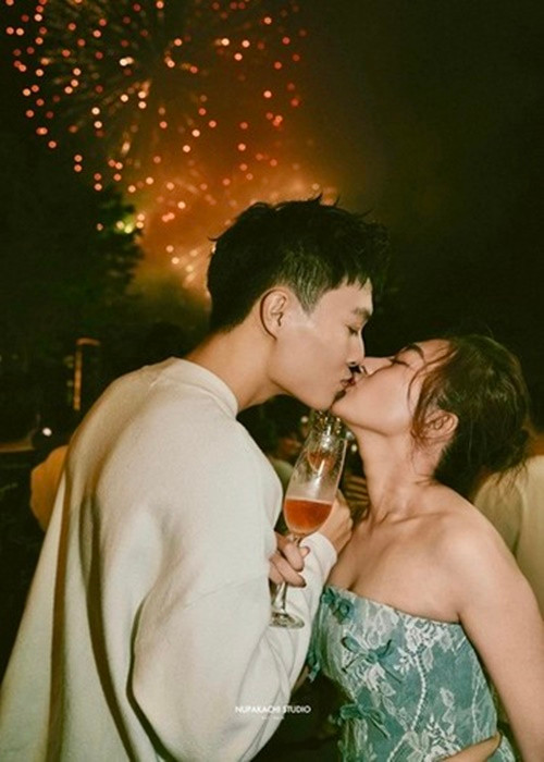 Phương Lan và Phan Đạt hôn nhau đắm đuối khi đón năm mới. Ảnh: FB Phương Lan.