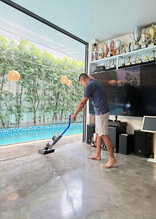 Ở nhà, nam diễn viên không ngại công việc lau dọn. Ảnh: FB Anh Thơ.