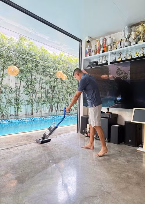 Ở nhà, nam diễn viên không ngại công việc lau dọn. Ảnh: FB Anh Thơ.