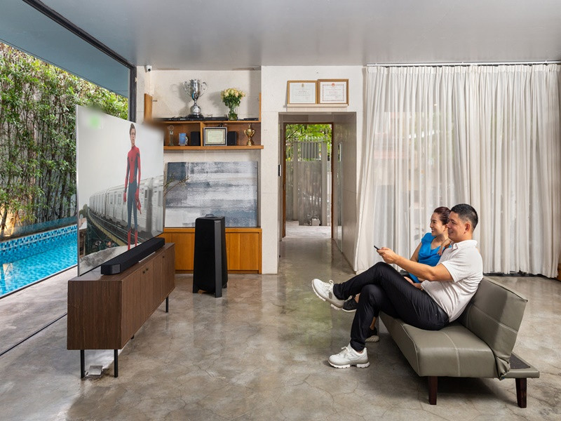 Bình Minh cùng vợ đại gia xem tivi khi rảnh rỗi. Ảnh: FB Bình Minh.