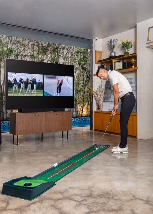 Khi rảnh rỗi, Bình Minh đánh golf tại nhà. Ảnh: FB Bình Minh.