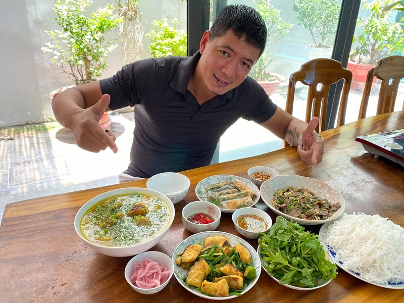 Bình Minh cùng gia đình thường ăn cơm trong căn phòng có cửa kính hướng ra bể bơi. Ảnh: FB Bình Minh.