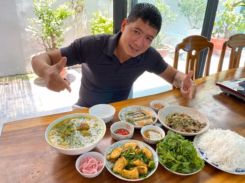 Bình Minh cùng gia đình thường ăn cơm trong căn phòng có cửa kính hướng ra bể bơi. Ảnh: FB Bình Minh.