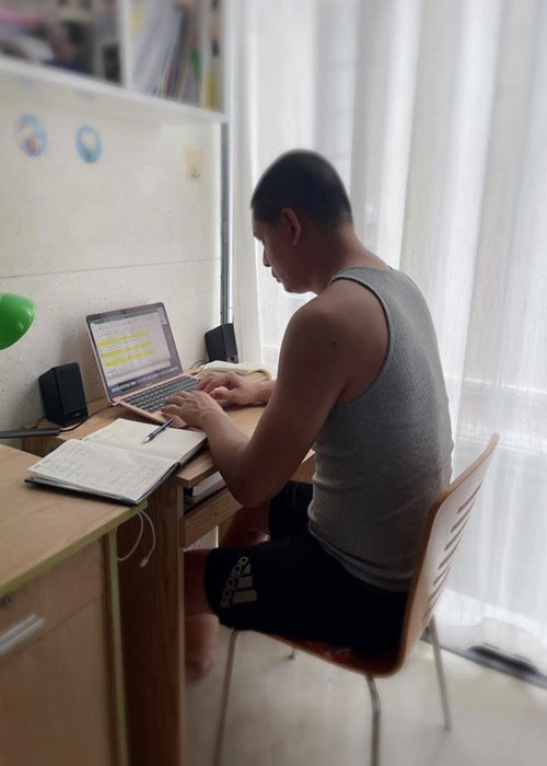 Bình Minh mặc giản dị ở đời thường. Ảnh: FB Bình Minh.