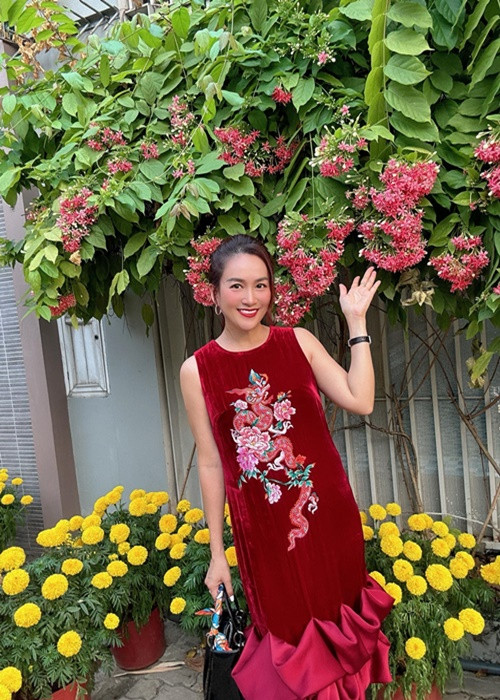 Doanh nhân Anh Thơ khoe khu vườn ngập tràn hoa dịp Tết Nguyên đán. Ảnh: FB Anh Thơ.