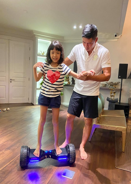 Nam diễn viên dành nhiều thời gian chơi cùng các con. Ảnh: FB Bình Minh.