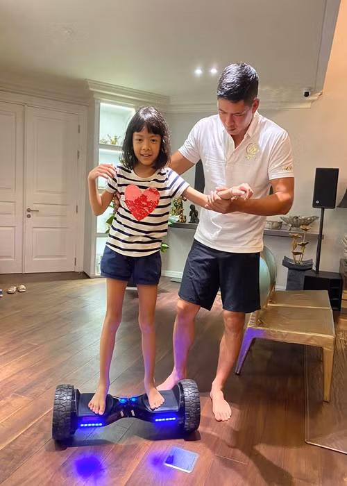 Nam diễn viên dành nhiều thời gian chơi cùng các con. Ảnh: FB Bình Minh.