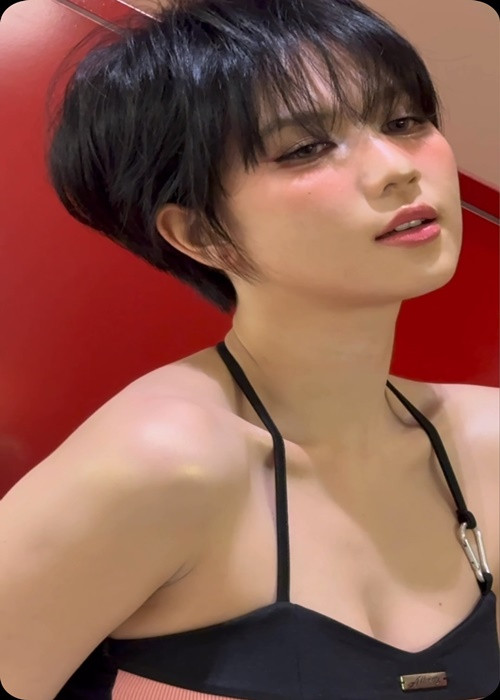 Ngọc Trinh cắt tóc ngắn cá tính. Thi thoảng, cô sử dụng tóc giả để phù hợp với một số tạo hình.