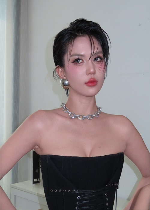 Hình ảnh nóng bỏng của chân dài 35 tuổi khiến người đối diện khó rời mắt.