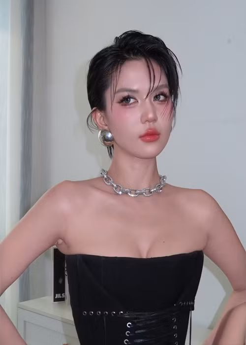 Hình ảnh nóng bỏng của chân dài 35 tuổi khiến người đối diện khó rời mắt.