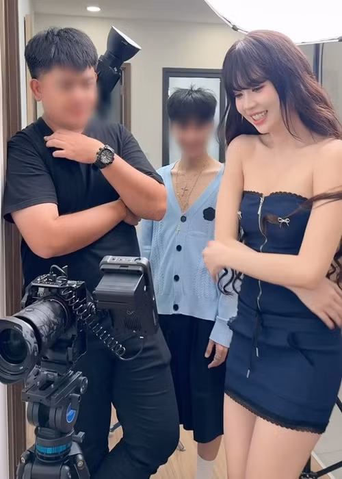 Ngọc Trinh tươi rói trong một buổi chụp ảnh.