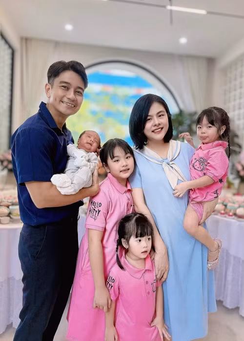 "Ao ước các em sẽ có đồng tiền sâu lúm, có trai tai thiệt tốt và chiếc răng khểnh giống ba Quân, có mái tóc dày và đôi mắt đẹp của bà nội, có đôi chân mày tuyệt vời và gương mặt trái xoan của bà ngoại, có chiếc mũi cao thiệt tây của ông nội, có chiều cao lý tưởng của ông ngoại và đương nhiên sẽ có khuôn miệng xinh, cộng kèm thần thái của mẹ Trang", cô viết.