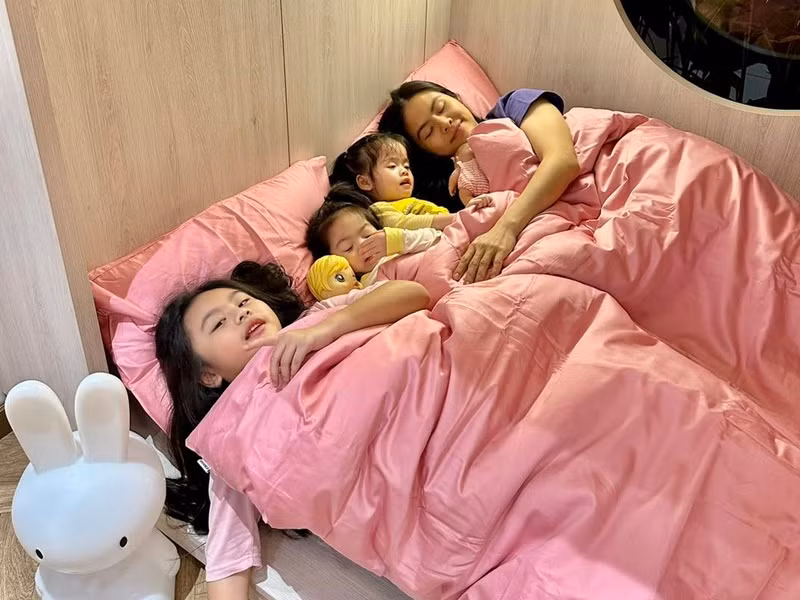 Vân Trang tự tay chăm sóc các con mà không thuê người giúp việc.