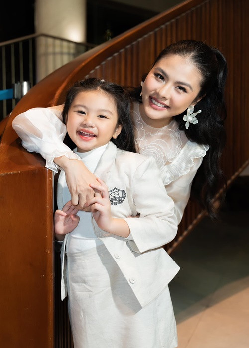 Queenie - con gái đầu lòng của diễn viên Vân Trang, sinh năm 2016, giống cả bố lẫn mẹ.