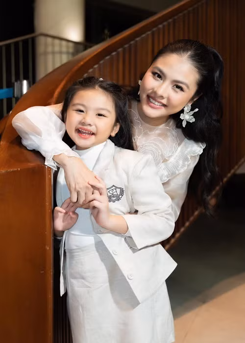 Queenie - con gái đầu lòng của diễn viên Vân Trang, sinh năm 2016, giống cả bố lẫn mẹ.