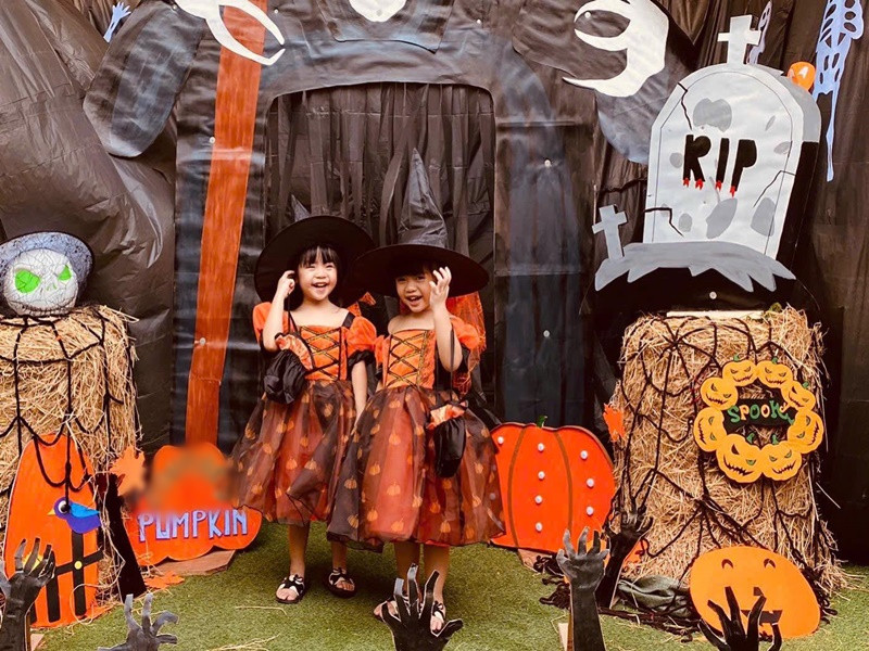 Hai bé Lê Quỳnh và Lê Quí thường xuyên diện đồ đôi.