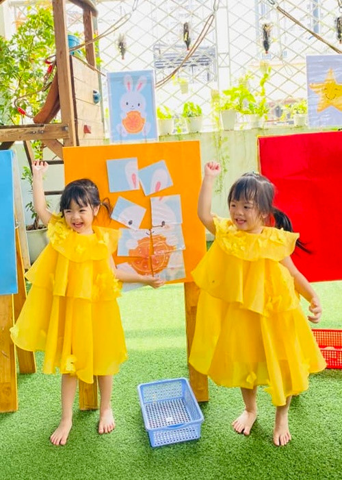 Đầu tháng 11/2021, Vân Trang sinh đôi hai cô con gái đáng yêu tên là Quianna và Quinita.