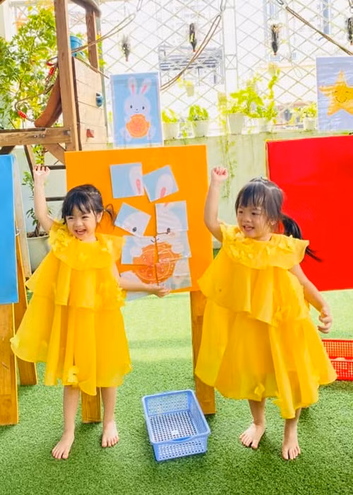 Đầu tháng 11/2021, Vân Trang sinh đôi hai cô con gái đáng yêu tên là Quianna và Quinita.