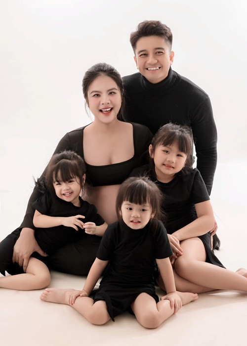 Nữ diễn viên được mẹ chồng và mẹ đẻ hỗ trợ chăm sóc các con.