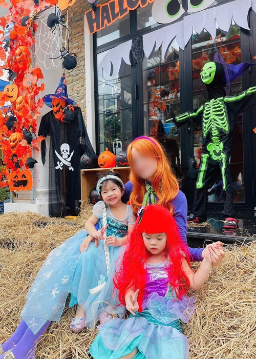 Cặp sinh đôi nhà Vân Trang không giống nhau, một bé giống bố, một bé giống mẹ.