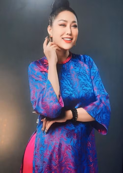 “Tôi kín lịch với công việc nghệ thuật, làm đại sứ, đảm đương chức vụ của các hội nhóm và công tác thiện nguyện. Đúng hơn, tôi không có thời gian để suy nghĩ chuyện tình cảm”, diễn viên Phi Thanh Vân chia sẻ trên Vietnamnet. Ảnh: FBNV.