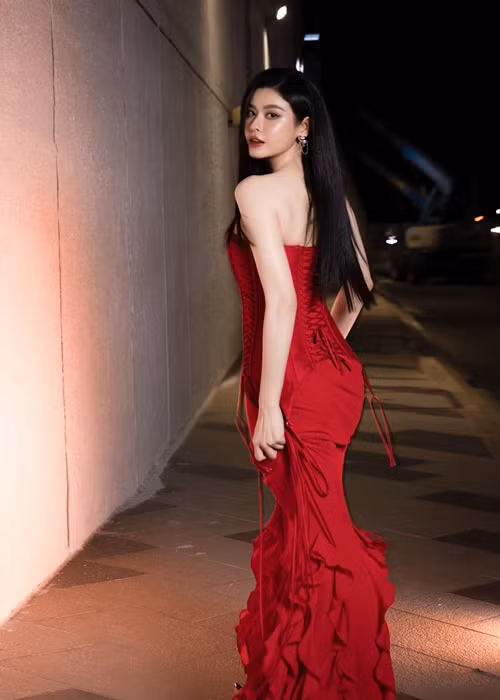 Nhan sắc của Trương Quỳnh Anh đã qua "dao kéo". Cô từng nâng ngực, hút mỡ má, nọng cằm, mở góc mắt, cấy mỡ tự thân trán, thái dương và hút mỡ cánh tay. Ảnh: FB Trương Quỳnh Anh.