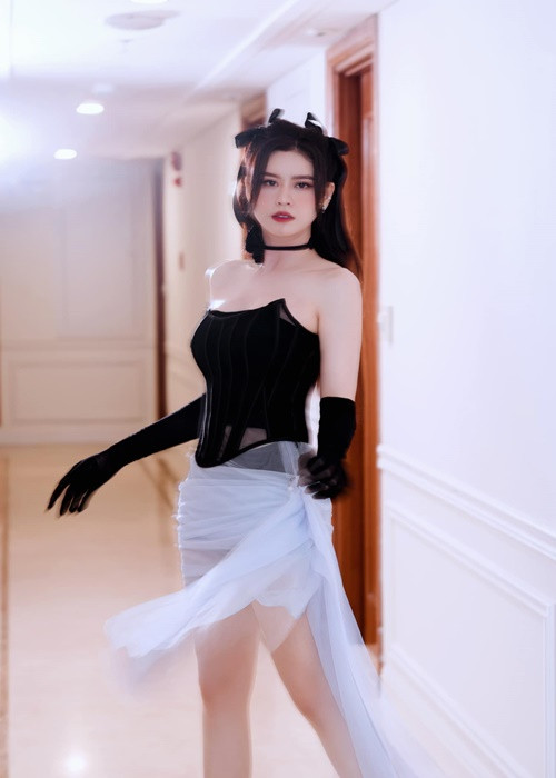 Trương Quỳnh Anh ăn mặc trẻ trung, hiện đại, tôn vóc dáng nuột nà. Ảnh: FB Trương Quỳnh Anh.