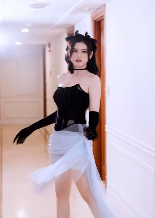 Trương Quỳnh Anh ăn mặc trẻ trung, hiện đại, tôn vóc dáng nuột nà. Ảnh: FB Trương Quỳnh Anh.