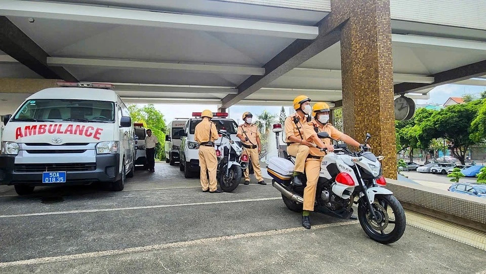 Xe cấp cứu chở theo quả tim và một phần gan phải được vận chuyển đến Hà Nội để ghép cho 2 bệnh nhân tại Bệnh viện Việt Đức. Toàn bộ quá trình được sự hỗ trợ của đội ngũ Cảnh sát Giao thông - Trật tự Công an quận Tân Bình (TP.HCM).