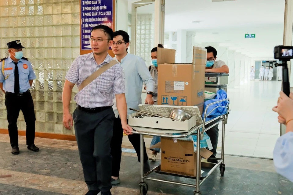 Trong khi đó, ê-kíp của Bệnh viện Trung ương Huế và Bệnh viện Việt Đức sẽ vận chuyển những tạng hiến khác ra sân bay để về bệnh viện.