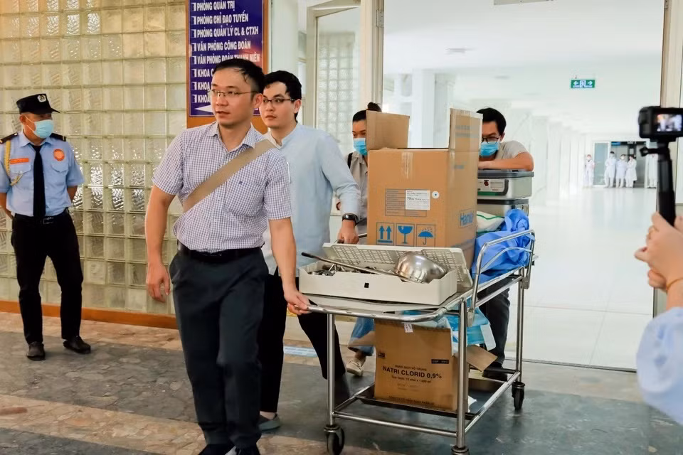 Trong khi đó, ê-kíp của Bệnh viện Trung ương Huế và Bệnh viện Việt Đức sẽ vận chuyển những tạng hiến khác ra sân bay để về bệnh viện.