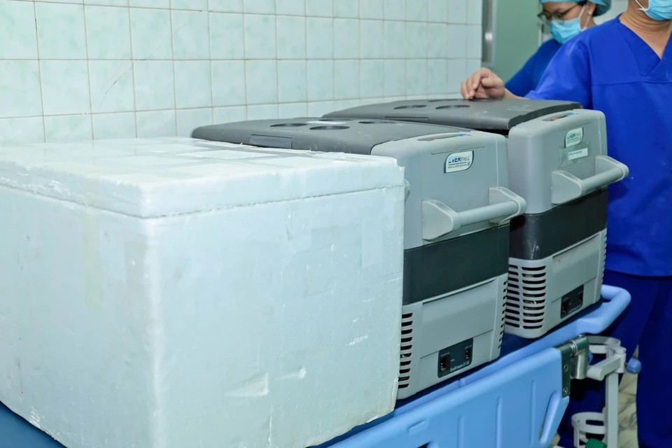 Sau đó, ê-kíp sẽ đưa các bộ phận của tạng vào thùng chuyên dụng, để bảo quản tốt nhất trong thời gian di chuyển đến bệnh viện khác.