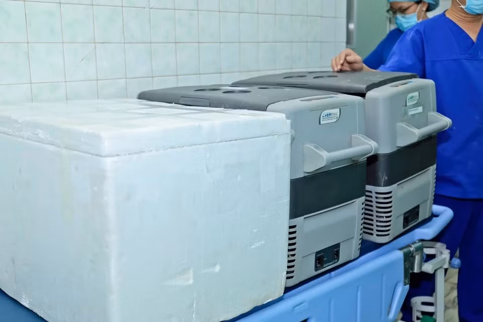 Sau đó, ê-kíp sẽ đưa các bộ phận của tạng vào thùng chuyên dụng, để bảo quản tốt nhất trong thời gian di chuyển đến bệnh viện khác.