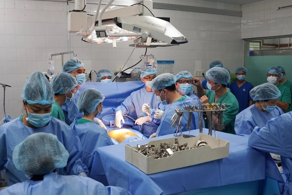 Sau khi hoàn tất các khâu chuẩn bị, ê-kíp phẫu thuật bắt đầu lấy tạng. Những cơ quan như giác mạc, gan, thận sẽ được lấy trước, tim của người bệnh sẽ được lấy cuối cùng để đảm bảo vẫn sử dụng tốt sau khi chuyển đến bệnh viện khác, ghép cho người đang chờ.