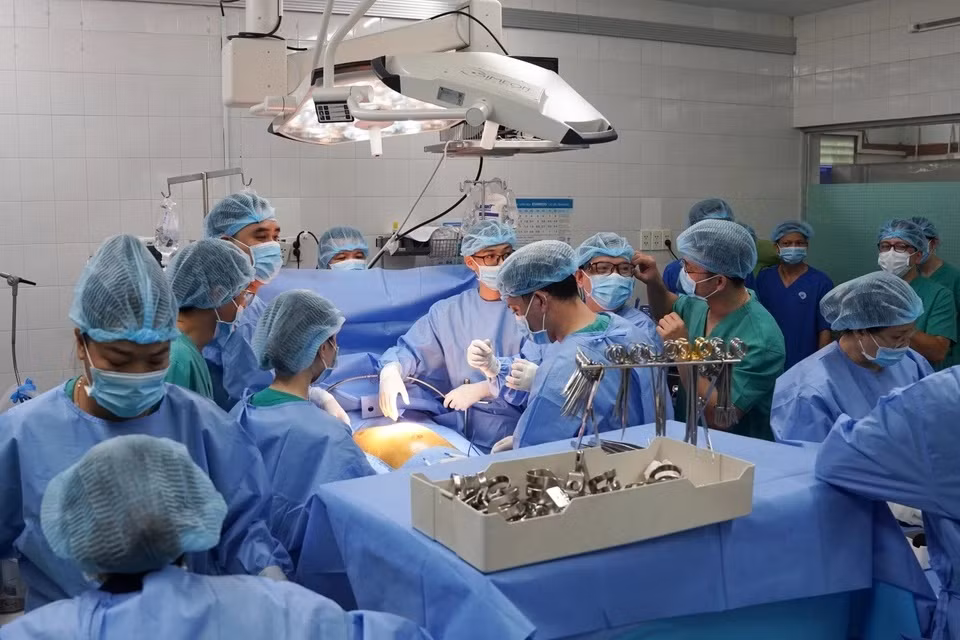 Sau khi hoàn tất các khâu chuẩn bị, ê-kíp phẫu thuật bắt đầu lấy tạng. Những cơ quan như giác mạc, gan, thận sẽ được lấy trước, tim của người bệnh sẽ được lấy cuối cùng để đảm bảo vẫn sử dụng tốt sau khi chuyển đến bệnh viện khác, ghép cho người đang chờ.