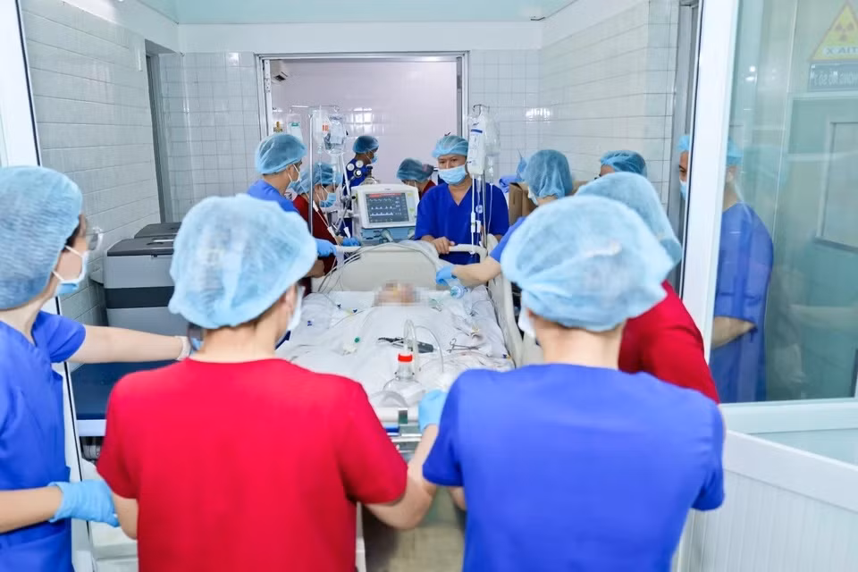 Nam thanh niên 18 tuổi được đưa đến khoa Cấp cứu, Bệnh viện Thống Nhất (TP.HCM) trong tình trạng chấn thương sọ não nặng, dập não, tụ máu màng cứng, hôn mê sâu. Bốn ngày sau khi nhập viện, bệnh nhân vẫn hôn mê nặng, glasgow 3 điểm. Dù đã được tích cực điều trị, sau 7 ngày, bệnh nhân vẫn diễn tiến nặng, suy hô hấp, nguy cơ tử vong cao.