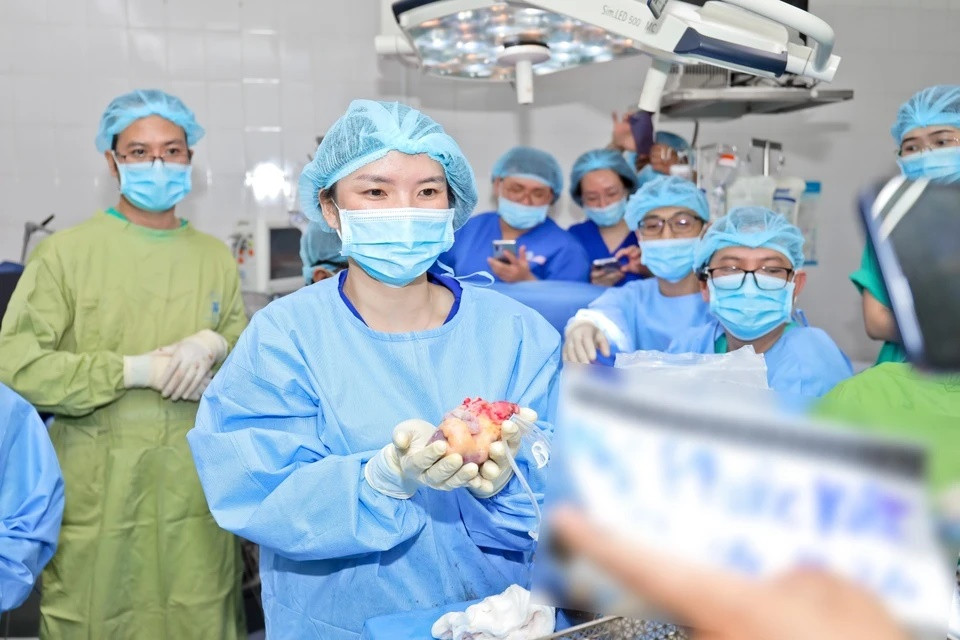 Quả tim và một phần gan phải được chuyển đến Hà Nội để ghép cho hai người bệnh tại Bệnh viện Việt Đức.