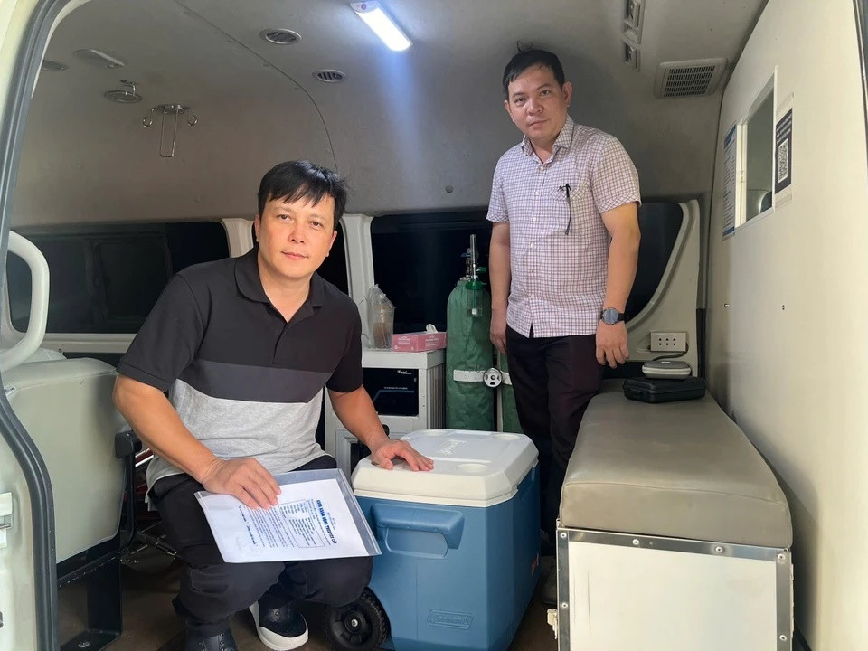 Ngay khi tiếp nhận thông tin và phối hợp với Bệnh viện Thống Nhất, ê-kíp của Bệnh viện Đại học Y dược TP.HCM đã bố trí sẵn một xe cấp cứu để nhận tạng hiến, đưa về bệnh viện. Toàn bộ quá trình di chuyển để đưa tạng về đến Bệnh viện Đại học Y dược TP.HCM, chỉ diễn ra trong vài chục phút.